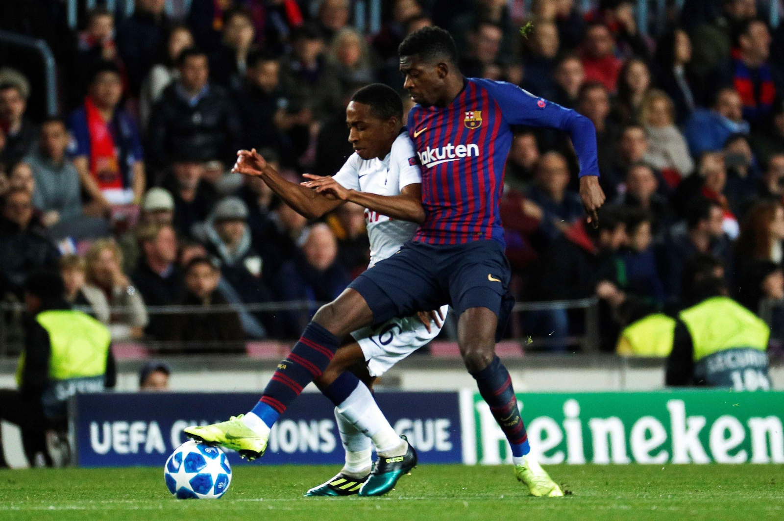 Dembélé disputa un balón con Walker en el partido de ayer.