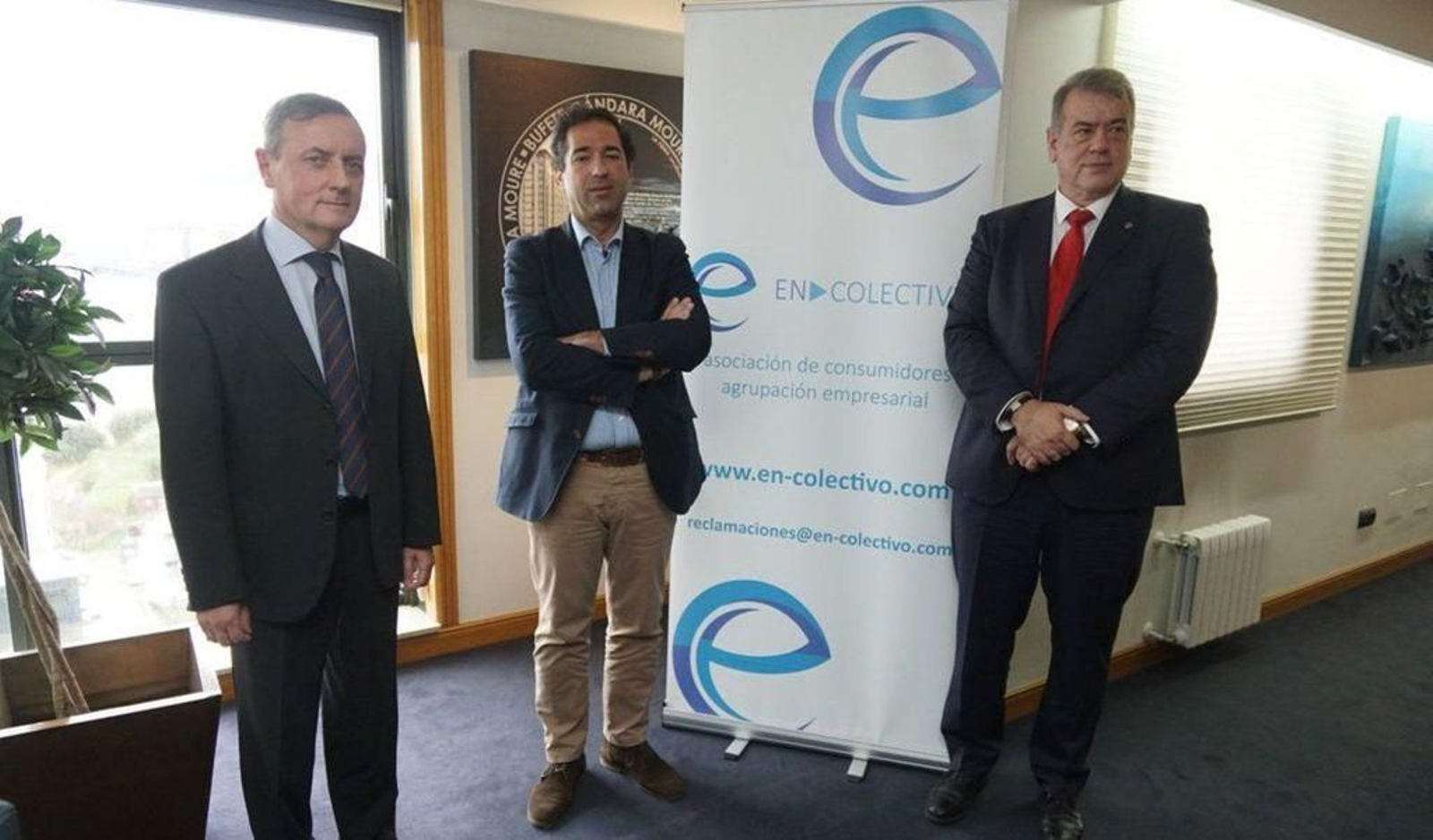 Diego Maraña, en el centro, presidente de En-Colectivo, asociación de consumidores.