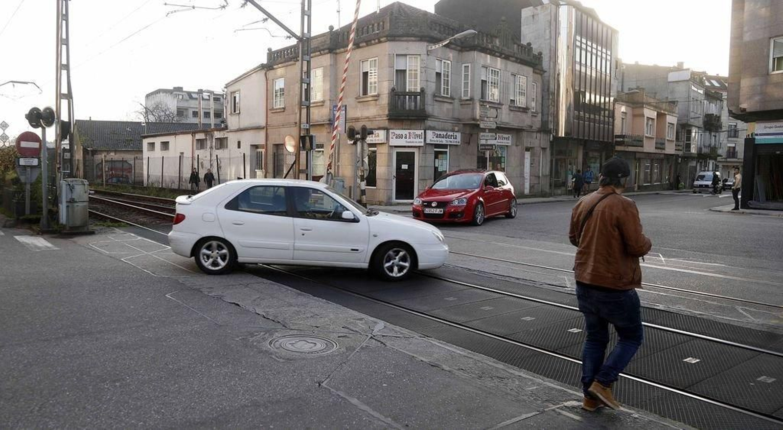 El paso a nivel, en Porriño, un obstáculo que parte a la villa en dos. A diario pasan más de 6.500 vehículos al día y supone un peligro para los viandantes.