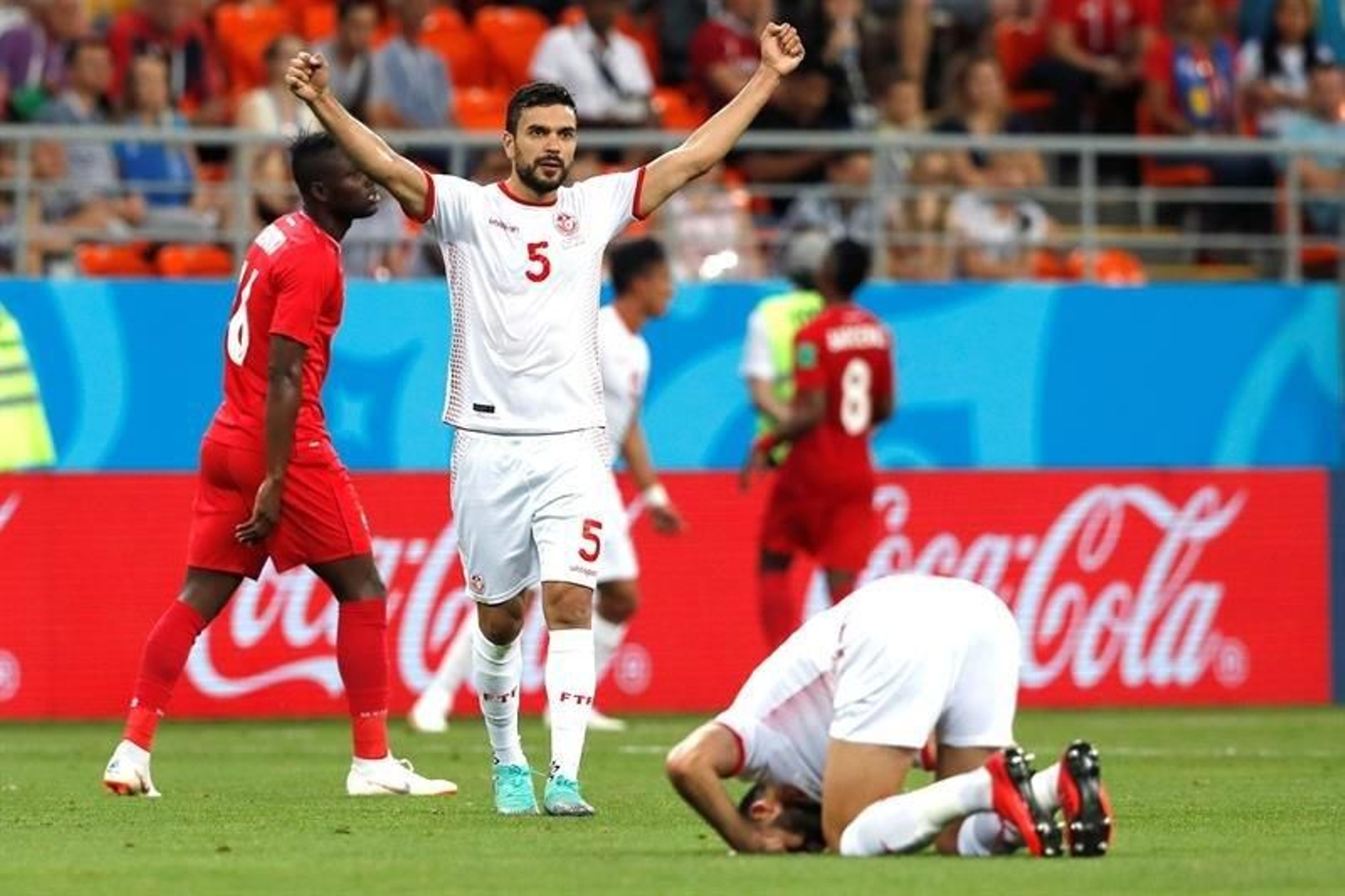 El defensa tunecino Oussama Haddadi (c-i) reacciona tras el partido Panamá-Túnez