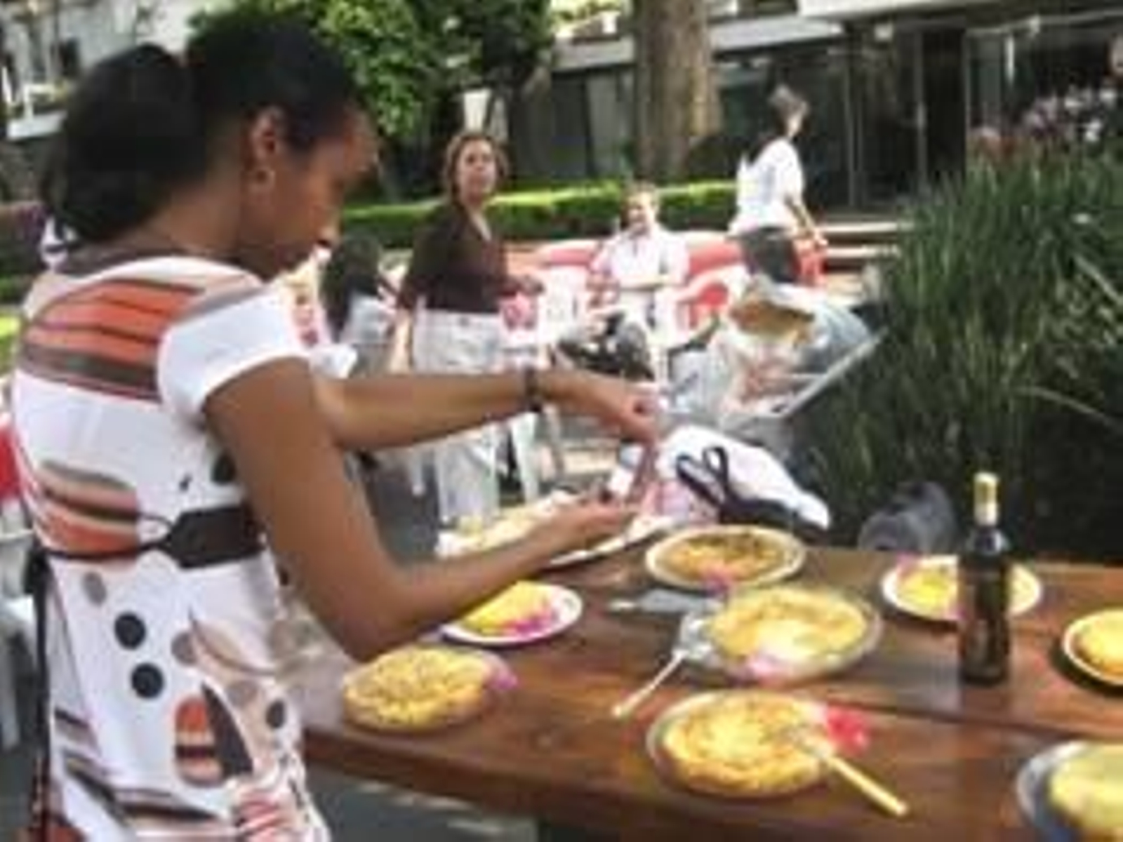 En la imagen, los socios ultiman los preparativos para comenzar la degustación.