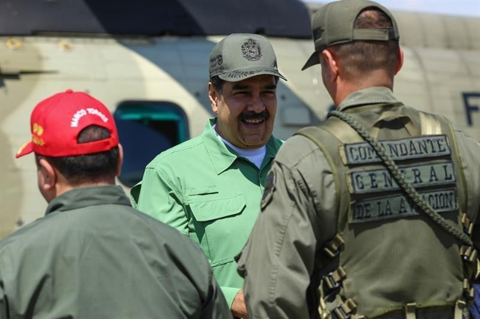 El presidente Nicolás Maduro (c) durante una visita a una base militar