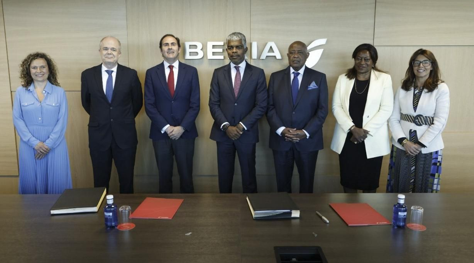 Eduardo Soria, director general de TAAG (2i) y a su derecha, Javier Sánchez-Prieto, presidente ejecutivo de Iberia, tras firmar un acuerdo este jueves para operar vuelos entre Angola y España a partir del próximo julio. EFE/ Oficina De Comunicación Institucional De La Aerolínea Angoleña Taag