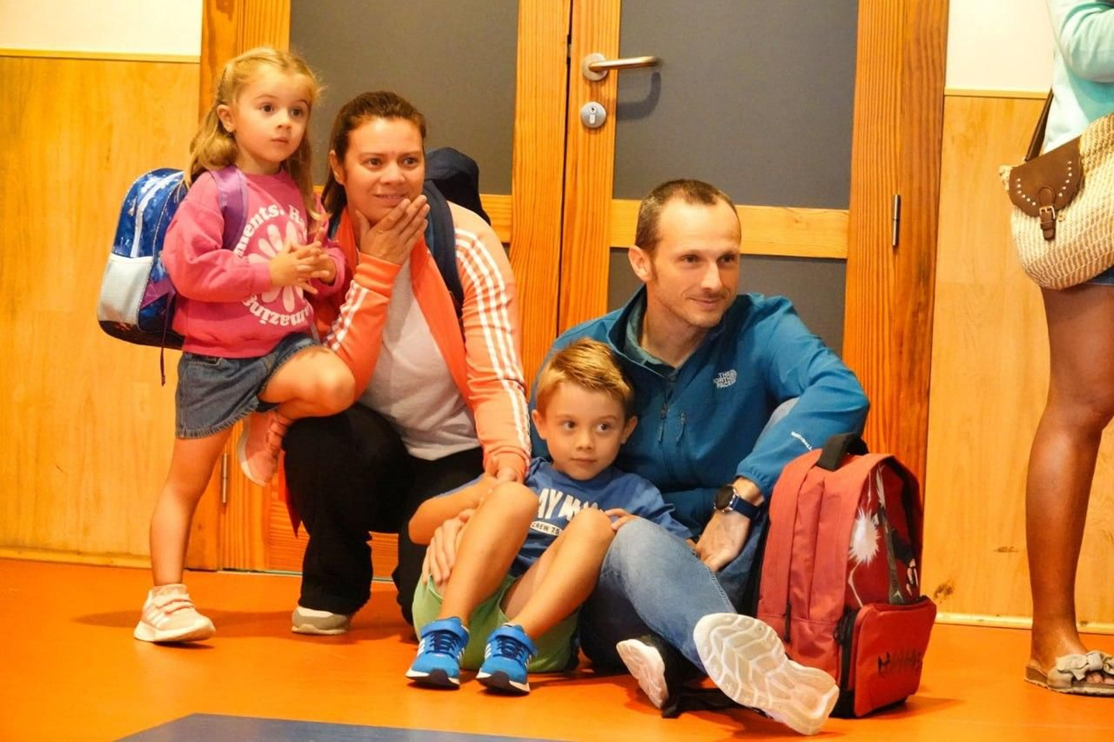 Padres despiden a sus hijos el primer día de colegio. // Vicente Alonso