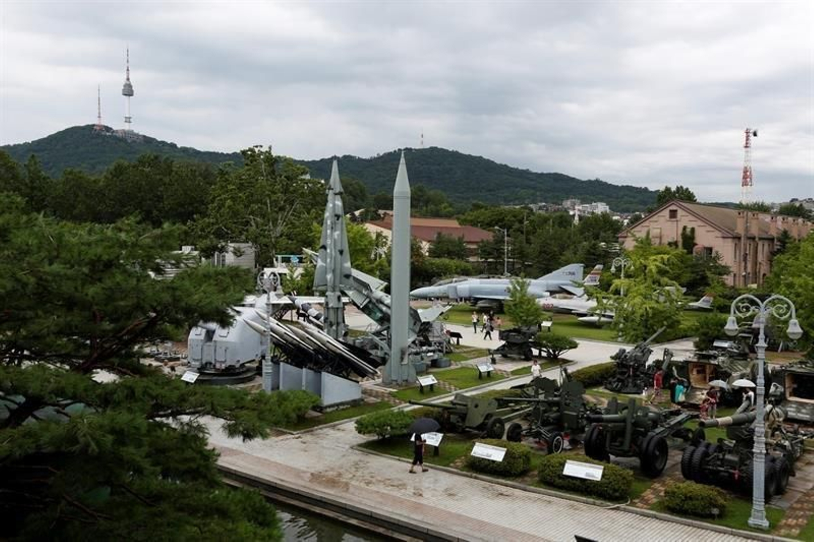 La gente mira un misil balístico táctico Scud-B de Corea del Norte (C) en exhibición en el Museo de la Guerra de Corea en Seúl