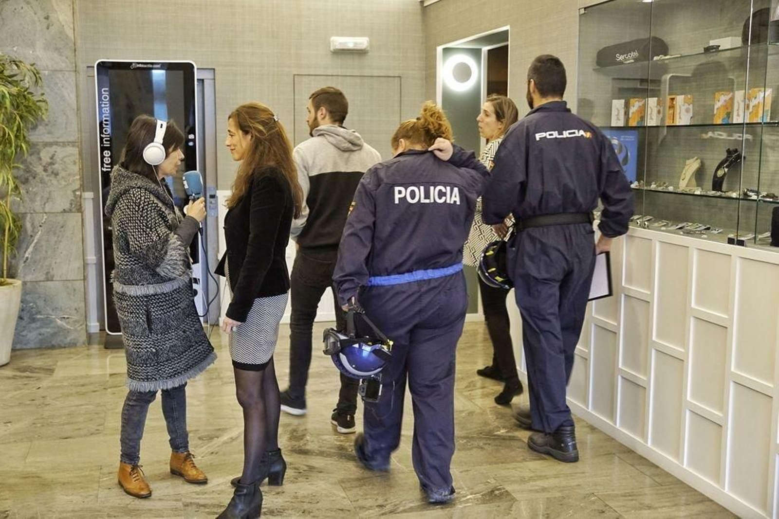 La Policía Científica tomó muestras en el lugar de los hechos poco después del incendio.