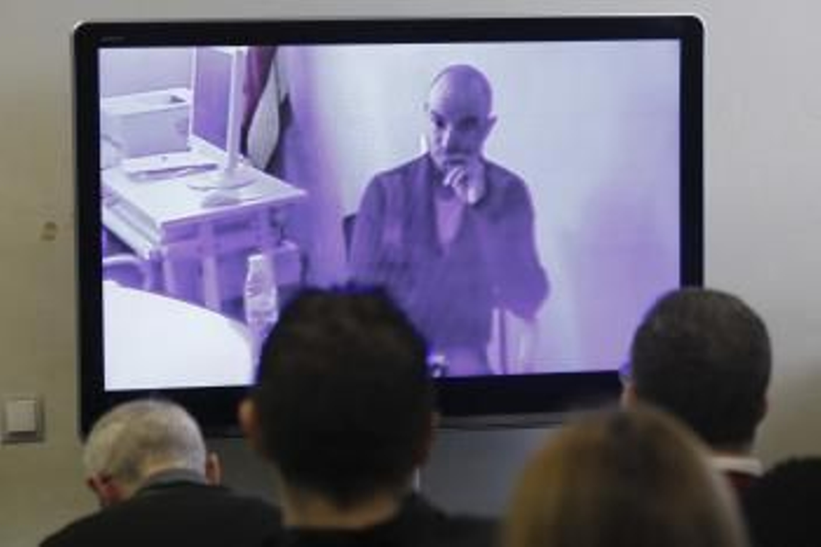 Varios periodistas asisten desde la sala de prensa a la declaración como testigo y por videoconferencia desde un Juzgado de Lleida, del ciclista Ángel Vicioso.
