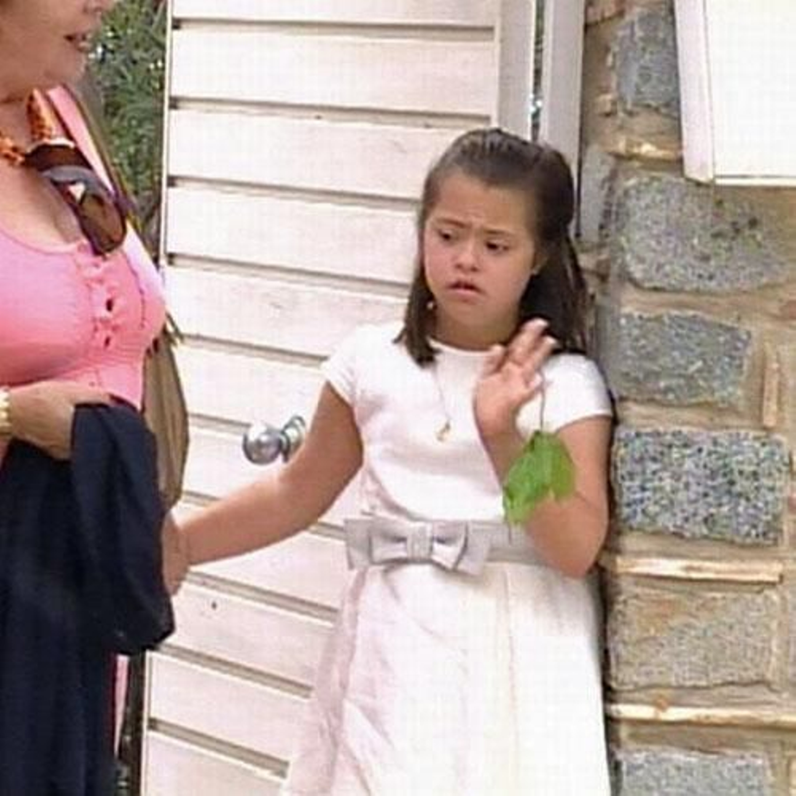 La pequeña Carla saluda a los medios tras recibir la Primera Comunión.