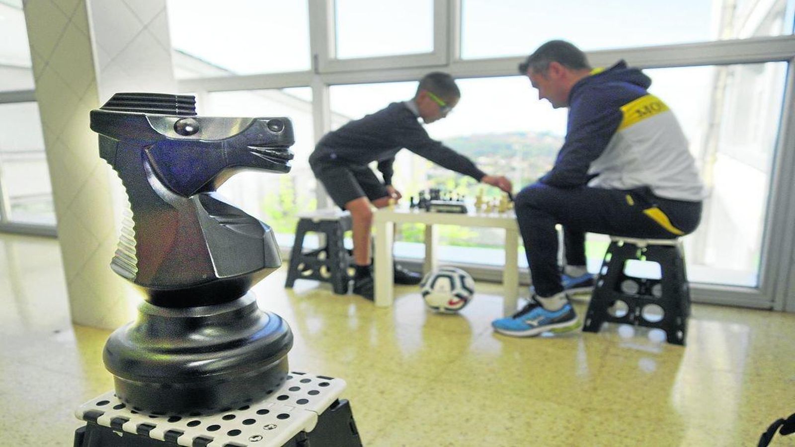 Álex y Jorge Fortes disfrutan juntos del ajedrez y del fútbol en un día a día en el Montecastelo lleno de aprendizajes, experiencias y vivencias.