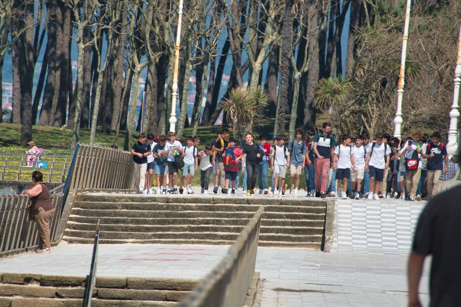 Gente paseando por Samil.