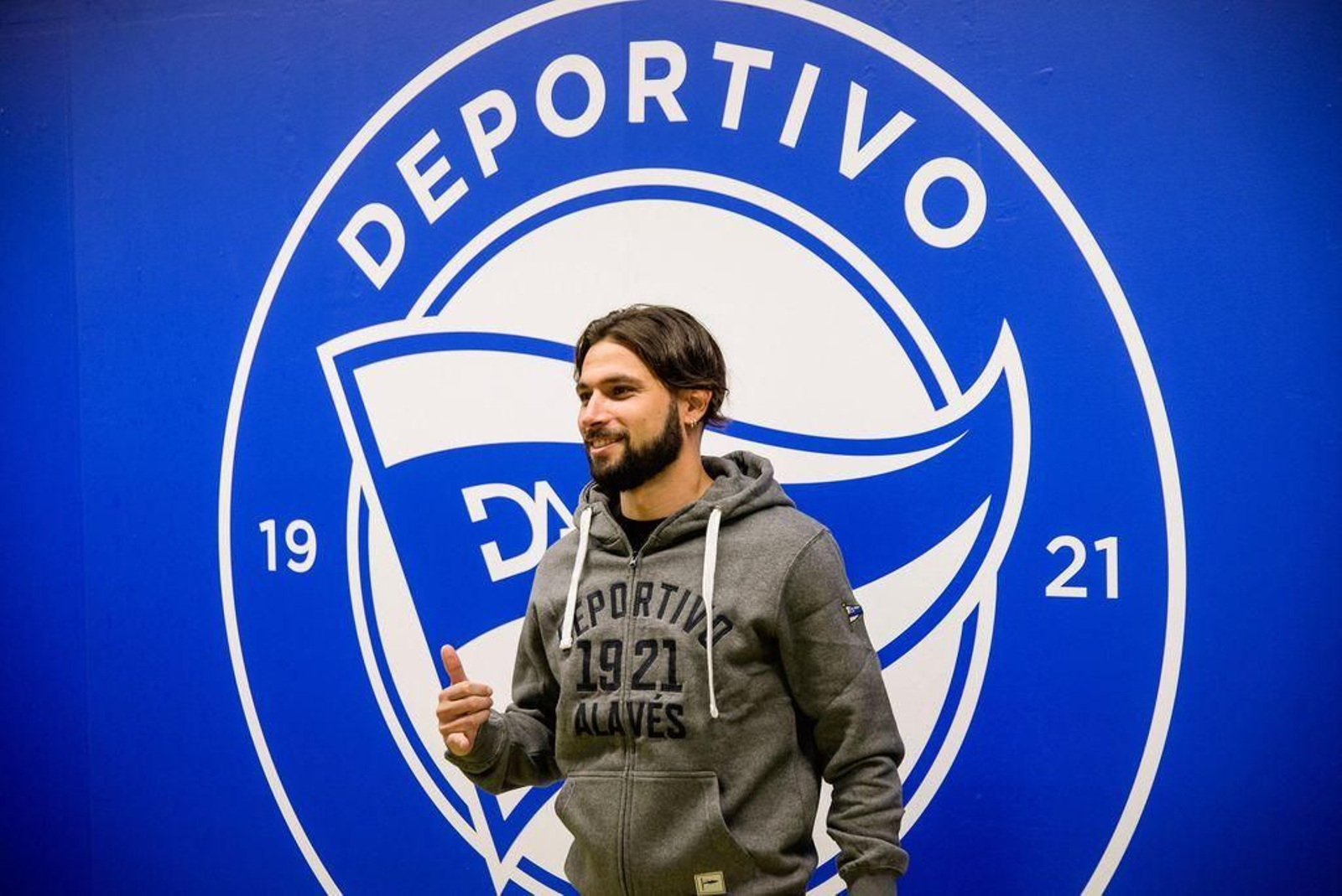 El excéltico Jota Peleteiro, ayer, en su presentación con el Alavés.