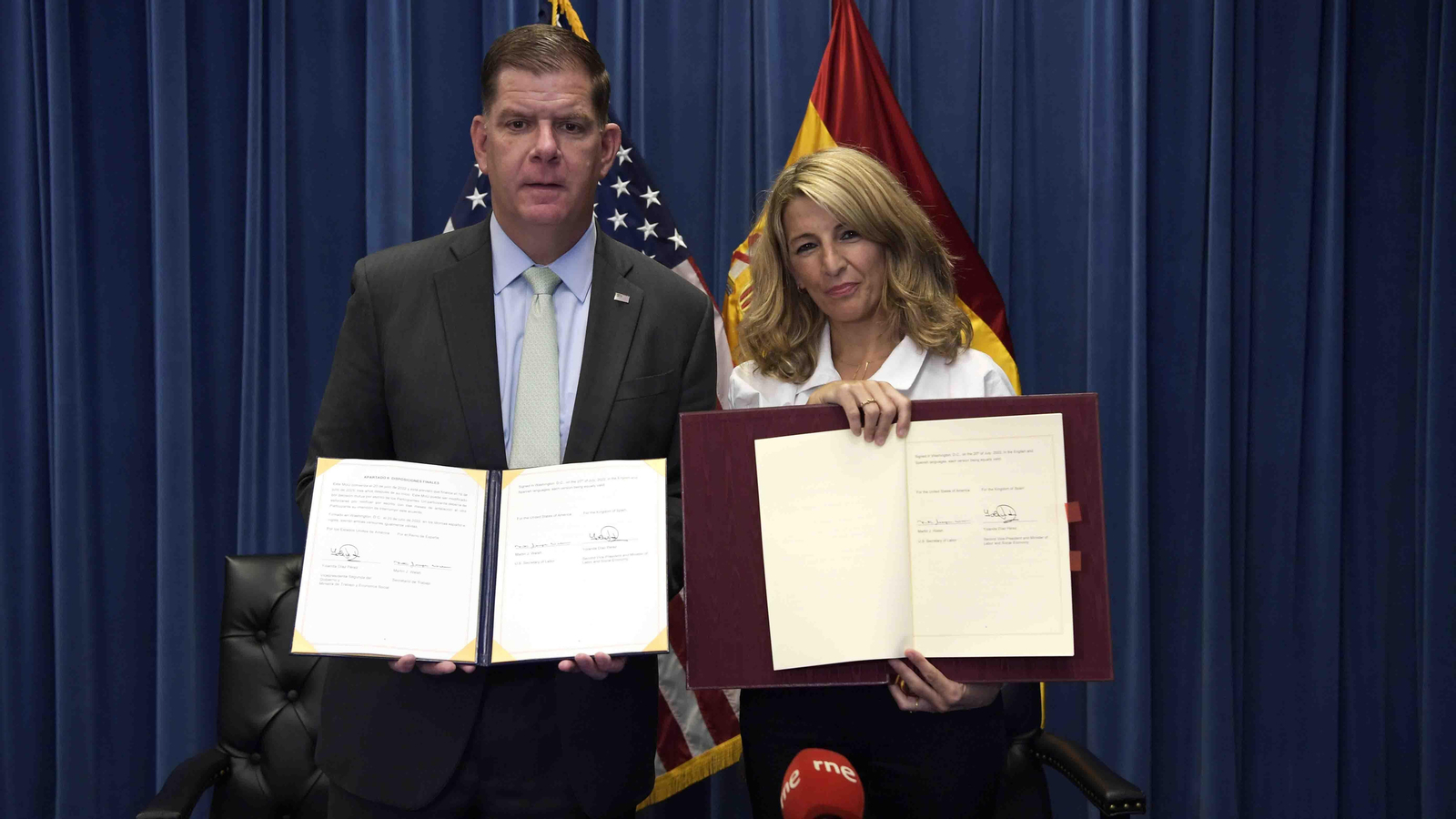 La vicepresidenta segunda del Gobierno español y ministra de Trabajo, Yolanda Díaz (d), y el secretario de Trabajo estadounidense, Martin Walsh, participan en la firma de un memorándum de entendimiento, en el Departamento de Trabajo en Washington (EEUU). EFE/ Lenin Nolly