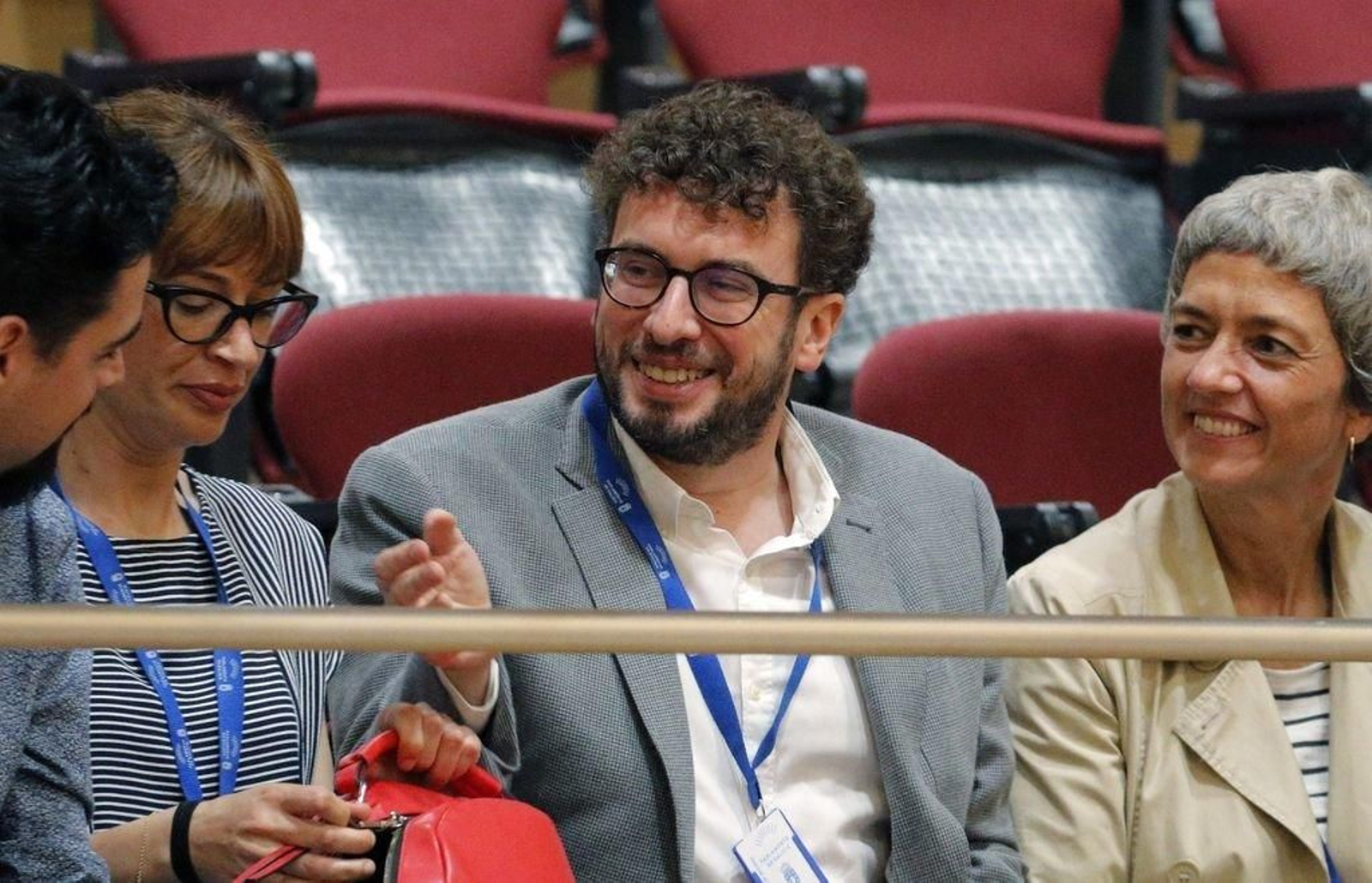 José Manuel Sande, en la tribuna de invitados del Parlamento, durante la sesión plenaria.