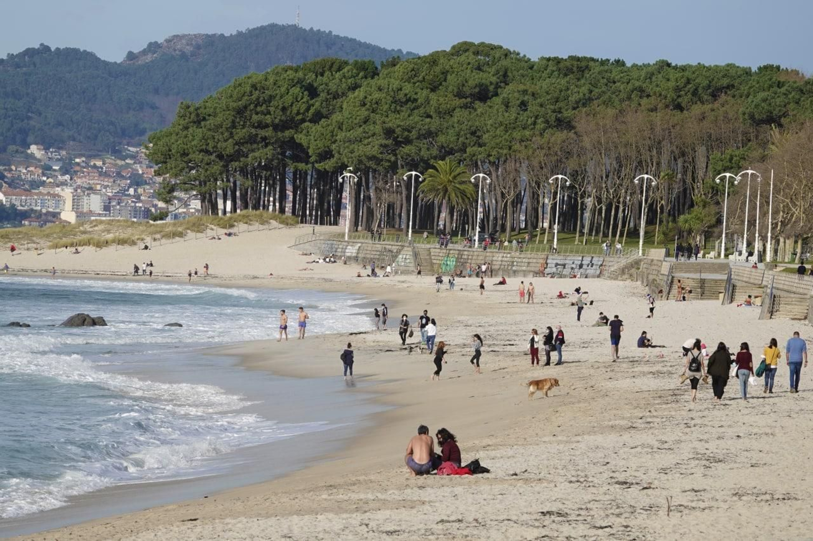 Fin de año con tiempo de verano en Vigo. Playa de Samil. // Vicente Alonso