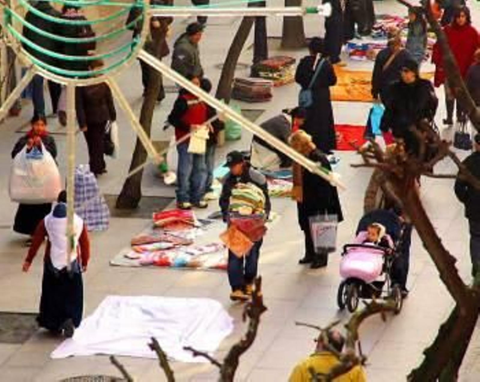 Un grupo de manteros, en la calle del Paseo de Ourense. (Foto: ARCHIVO)