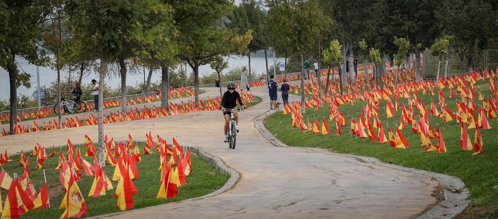 56.000 banderas de España en homenaje a los fallecidos en Sevilla