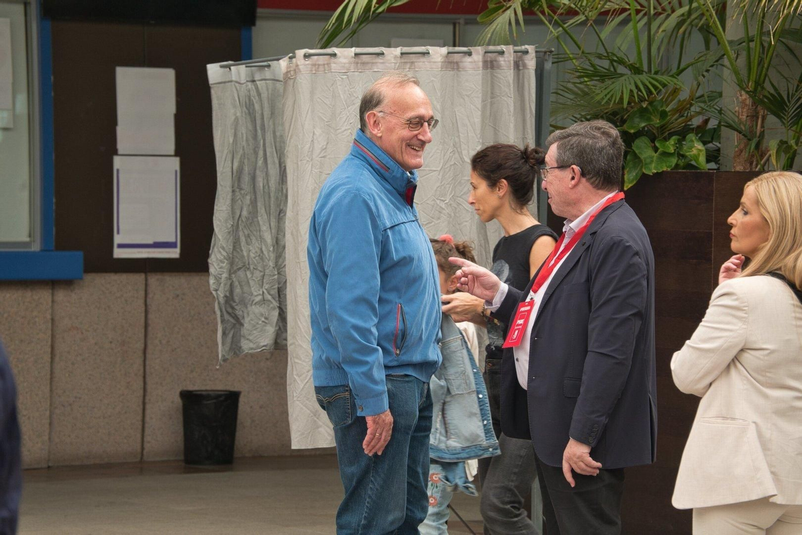 El rector de la UVigo, Manuel Reigosa, en el Concello de Vigo durante la jornada electoral.