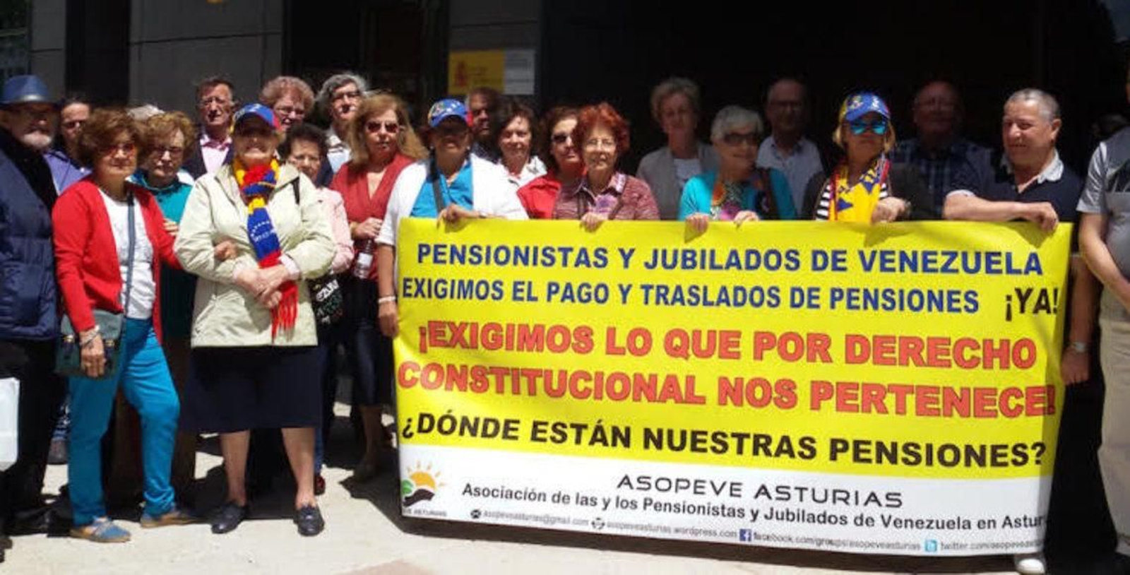 Miembros de ASOPEVE Asturias, manifestándose en la calles de Oviedo.