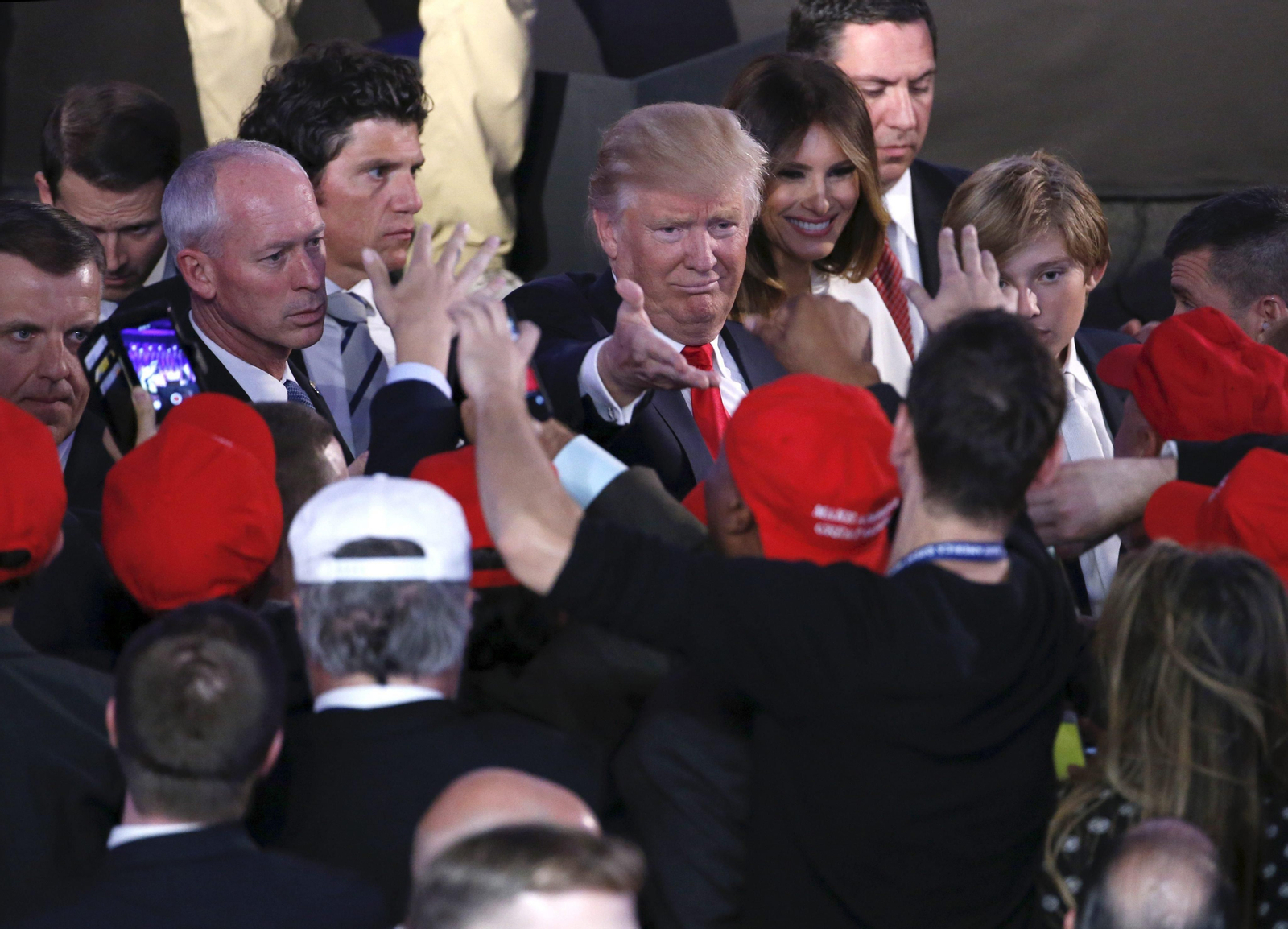 Donald Trump saluda a sus simpatizantes tras la victoria.