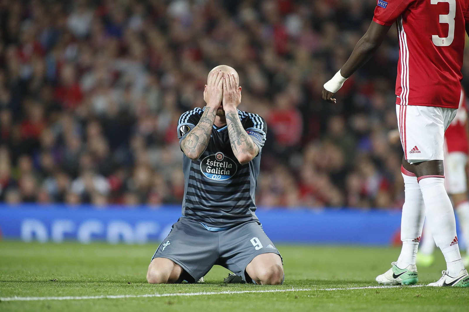 Las mejores imágenes del partido de vuelta entre Manchester United y Celta (1-1). // J.V. Landín