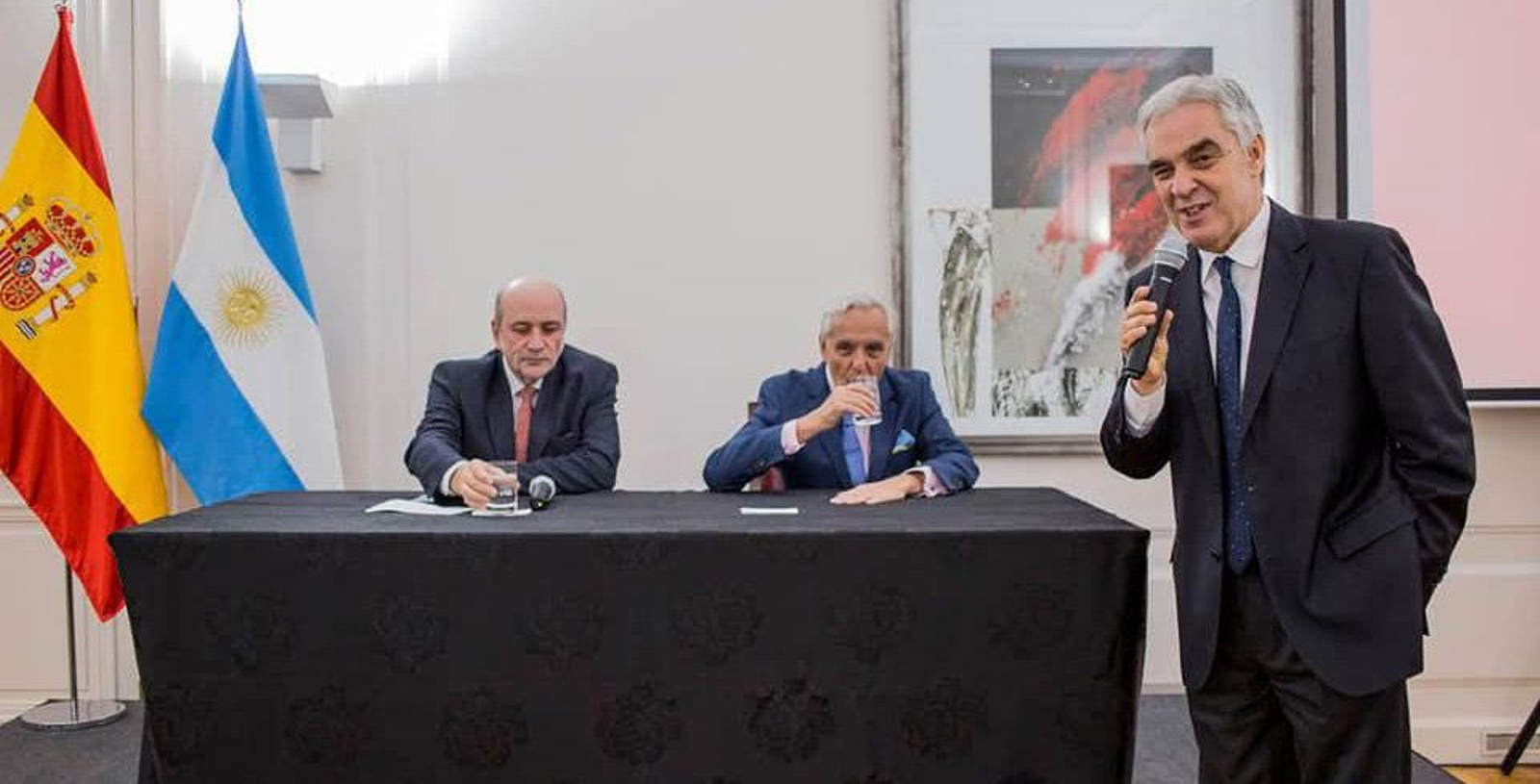 La Embajada de España presenta en Argentina la campaña "la democracia se toca".