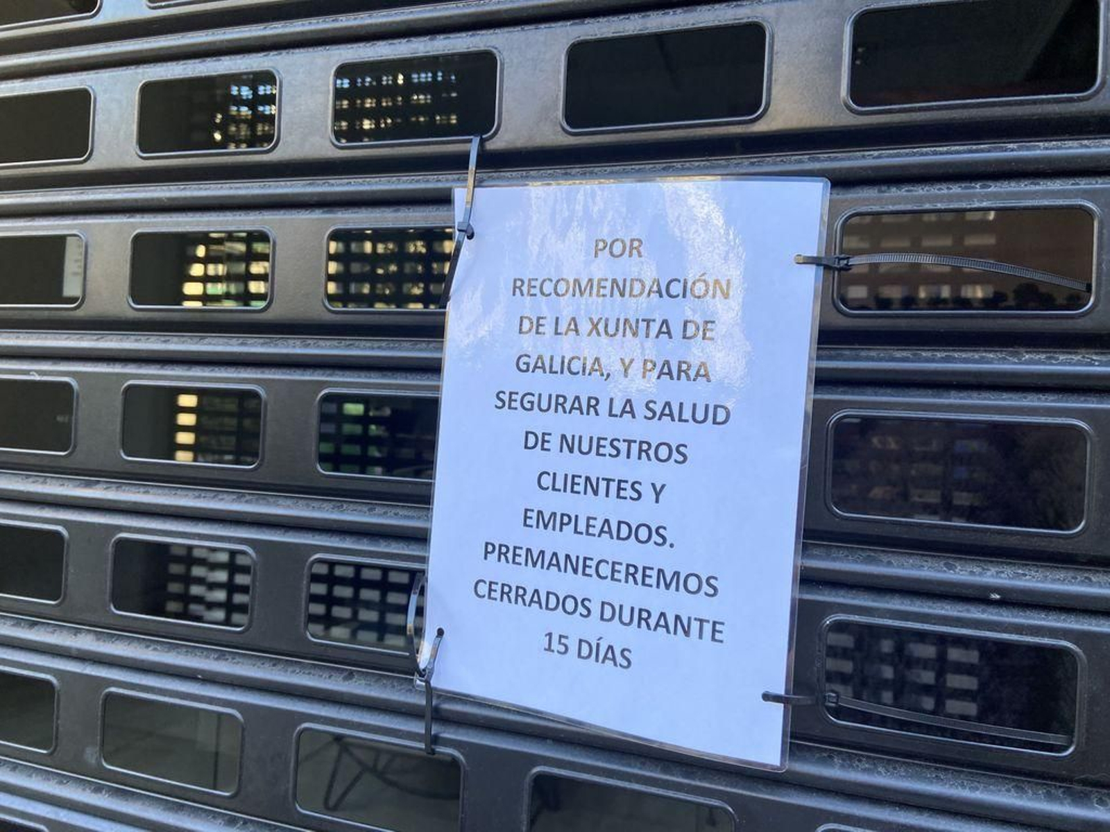 Letrero instalado en una céntrica peluquería de Vigo que ya anunciaba que permanecerá cerrada.