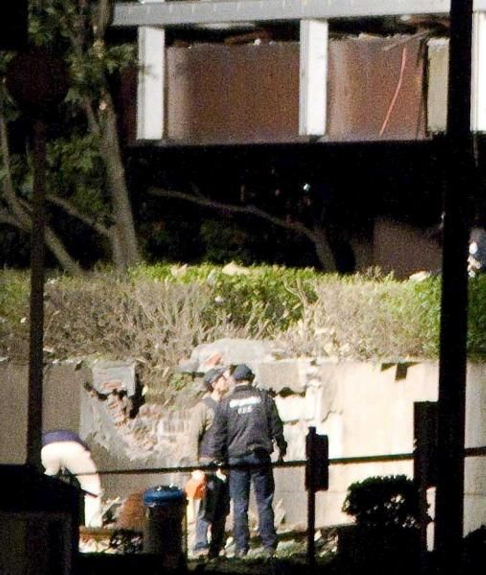 La ertzaintza inspecciona el lugar de los hechos.