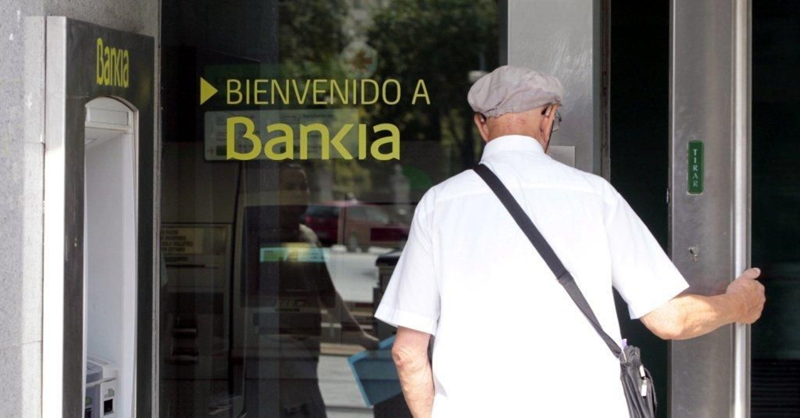 Un cliente accede a una de las oficinas de Bankia en Madrid.