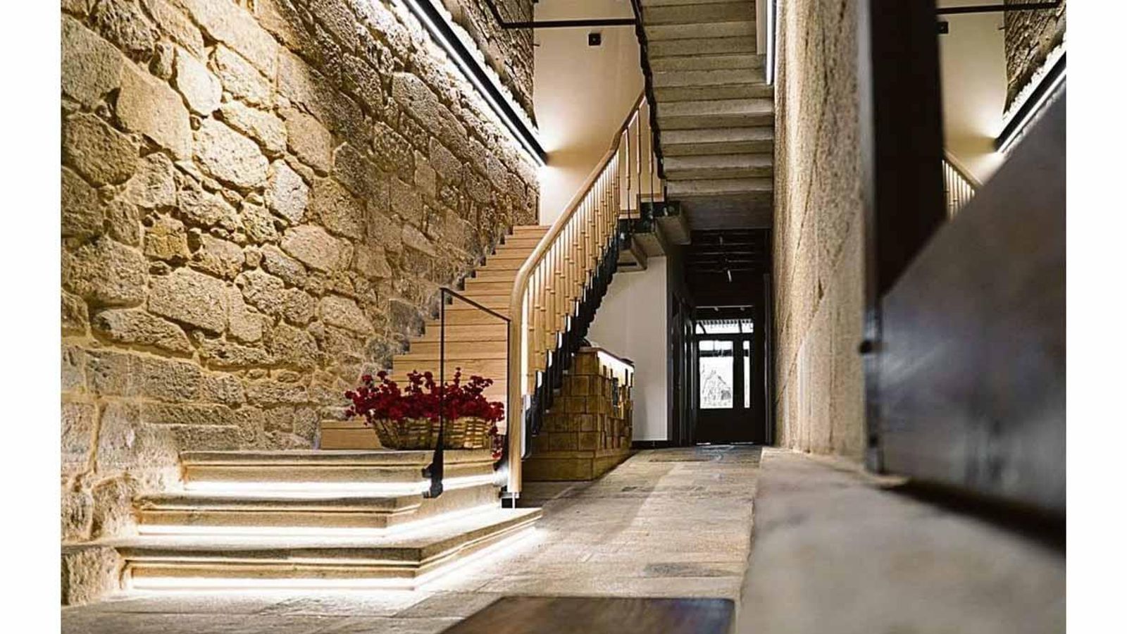 Zona de recepción del Acouga restaurada con materiales nobles