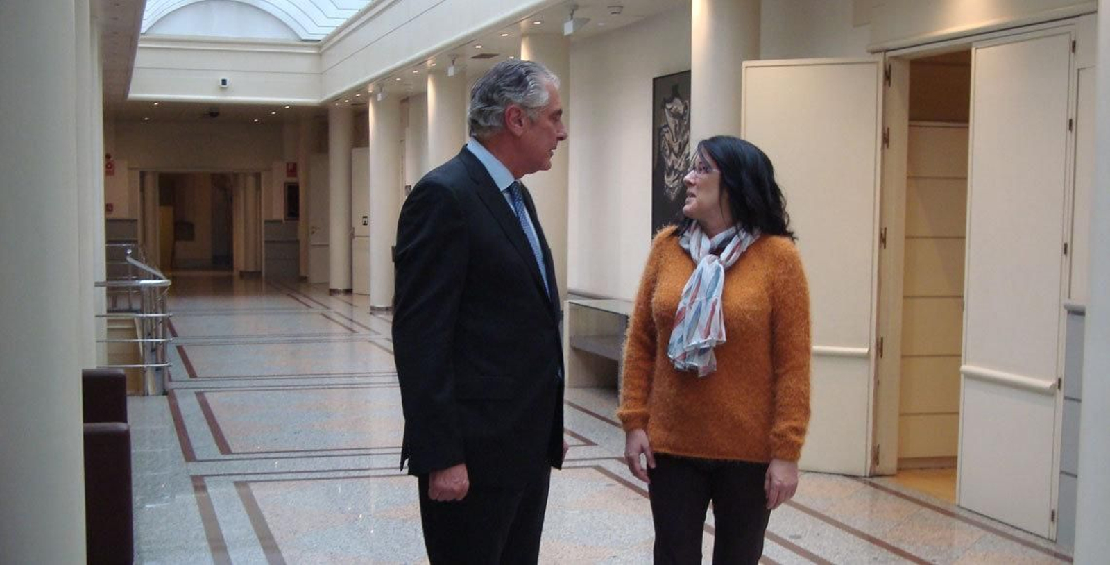 El consejero de Política Territorial e Interior, Antonio Suárez, en los pasillos del Senado.