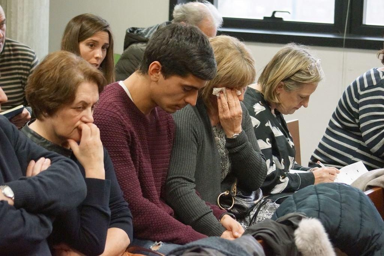 La familia de la víctima, ayer, visiblemente emocionada durante el veredicto.