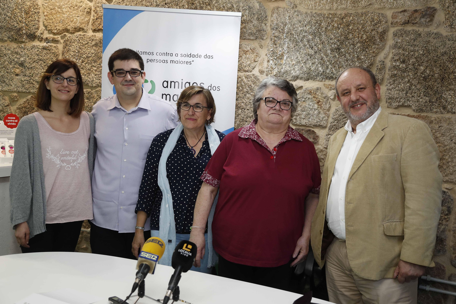 Laura Carballa, Francisco Carril, Rosa, Pilar y Miguel Ángel Vázquez, en la sede de Ferrería.