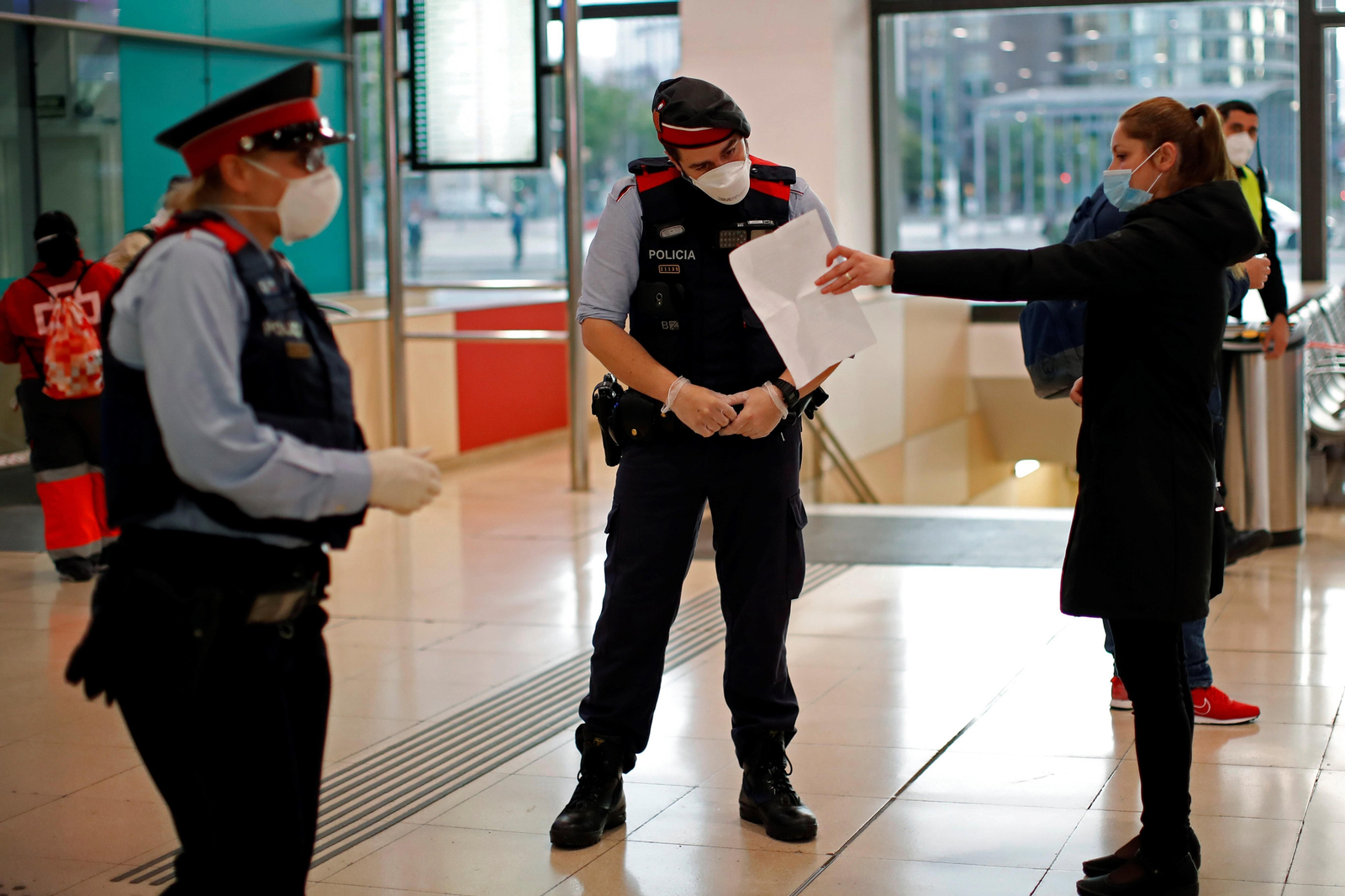 Los Mossos d'Esquadra comprueban el permiso para trabajar de una viajera , en la Estación de Sants de Barcelona