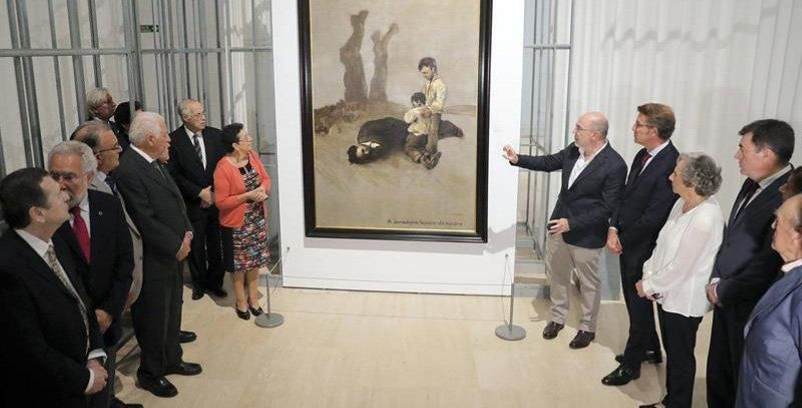 José María Vila Alén, presidente del Centro Galicia, el primero por la izquierda, en el acto de desembalaje del cuadro de Castelao