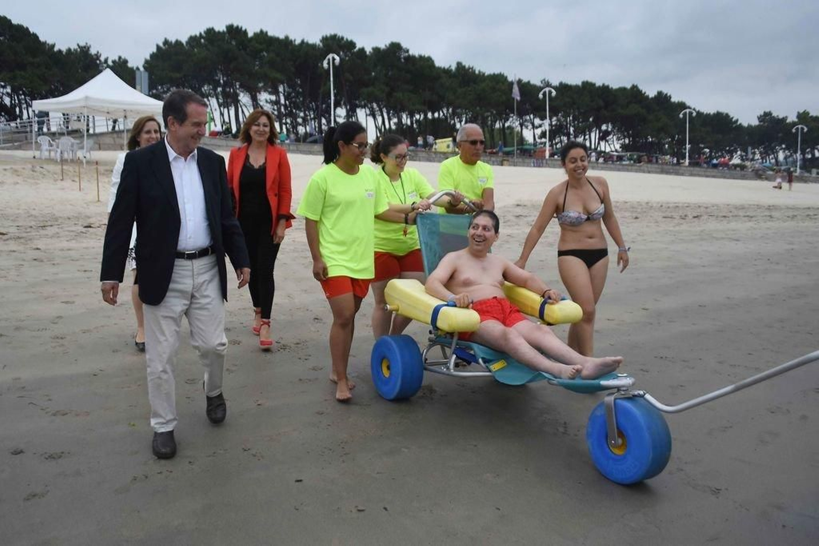 Samil y O Vao disponen un verano más de una silla anfibia para que se puedan bañar personas con movilidad reducida, el alcalde supervisó ayer el servicio.
