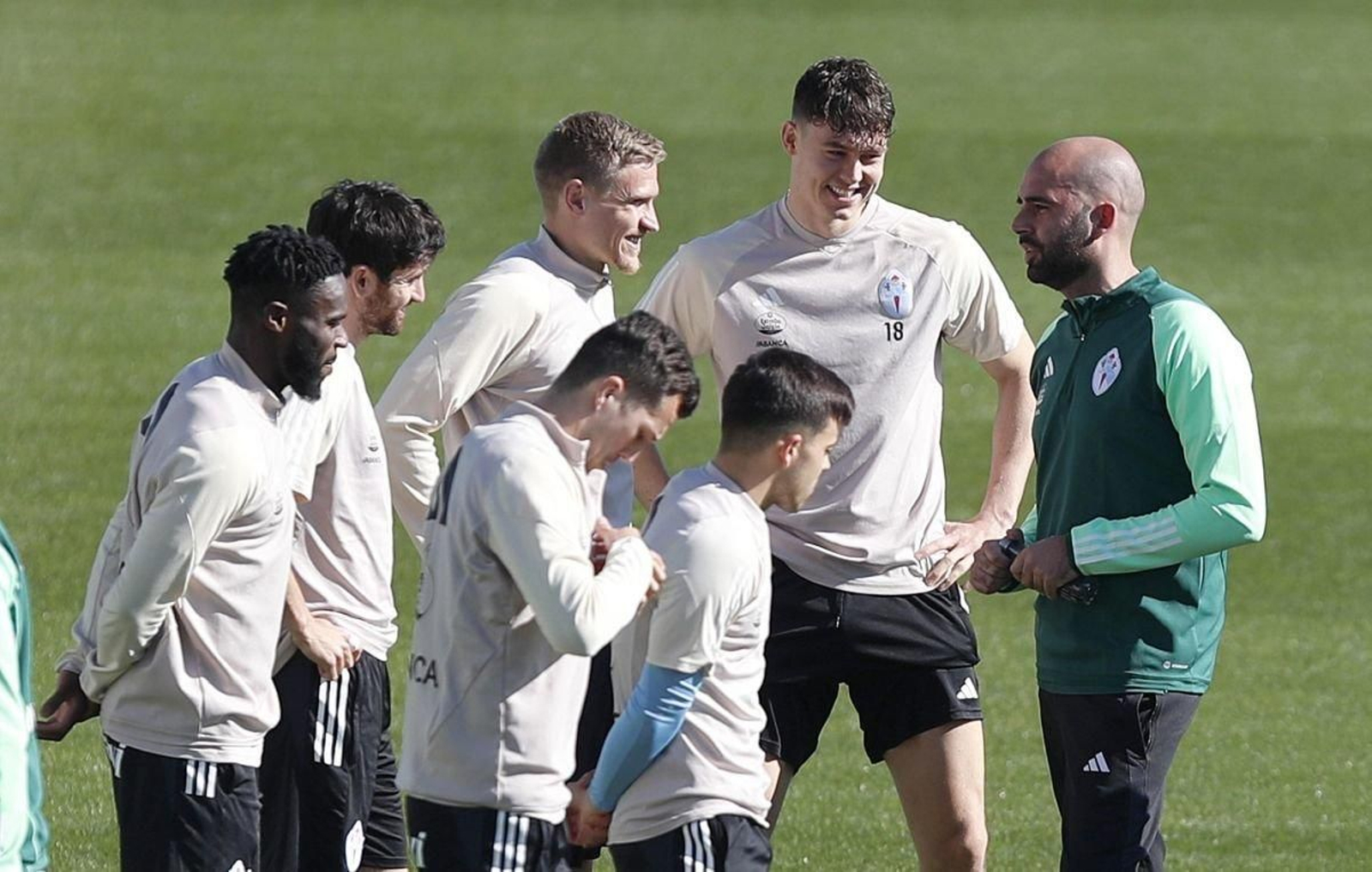 Claudio charla con Bamba, De la Torre, Starfelt y Larsen: “También confío en los no canteranos”.