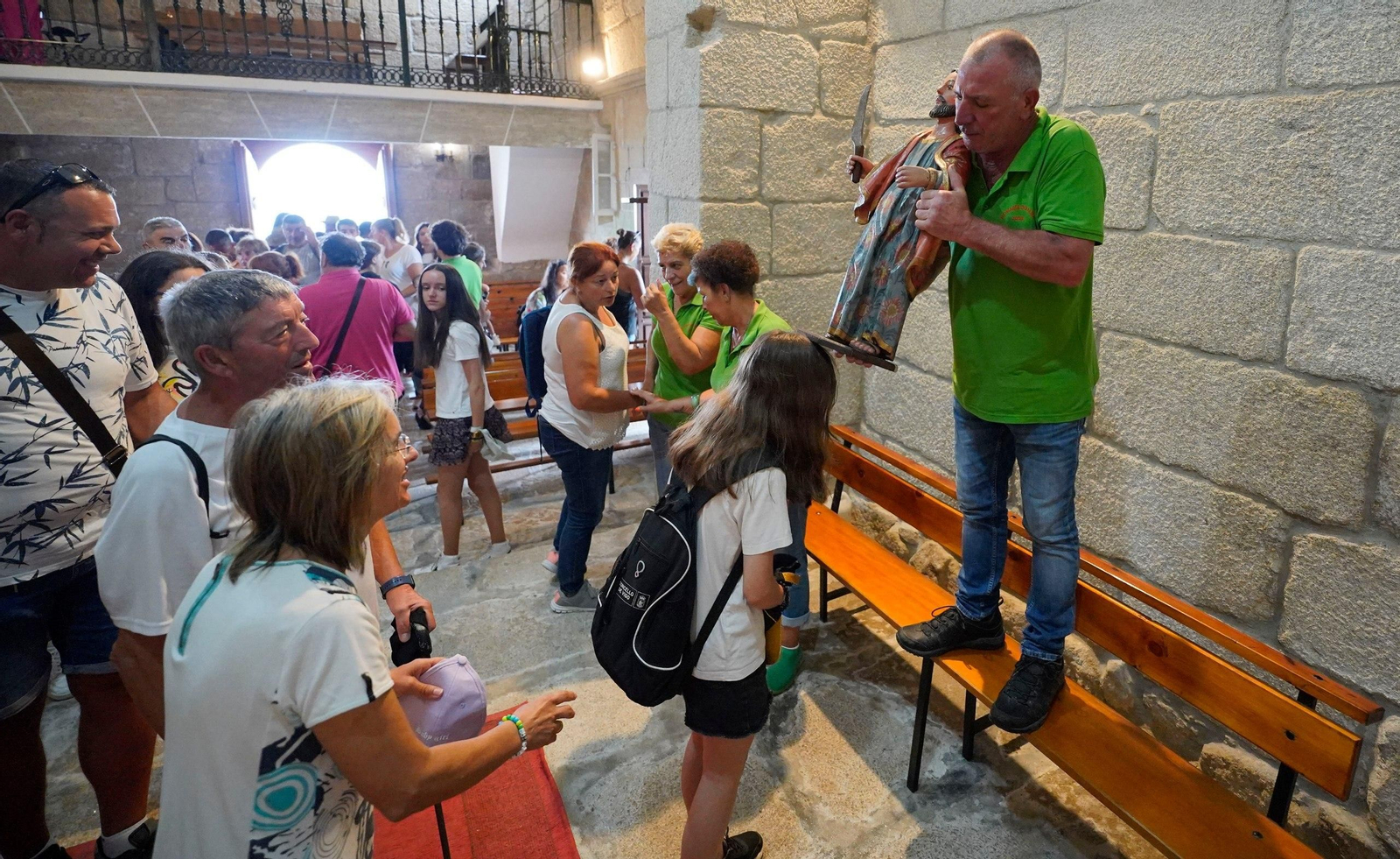 Los fieles acuden al Monte Alba para quitar el miedo con San Bartolomé. // J.V. Landín