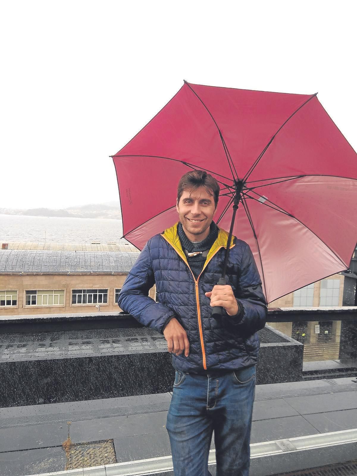 Eduardo Lurueña es capaz de romper un ladrillo con un solo dedo.