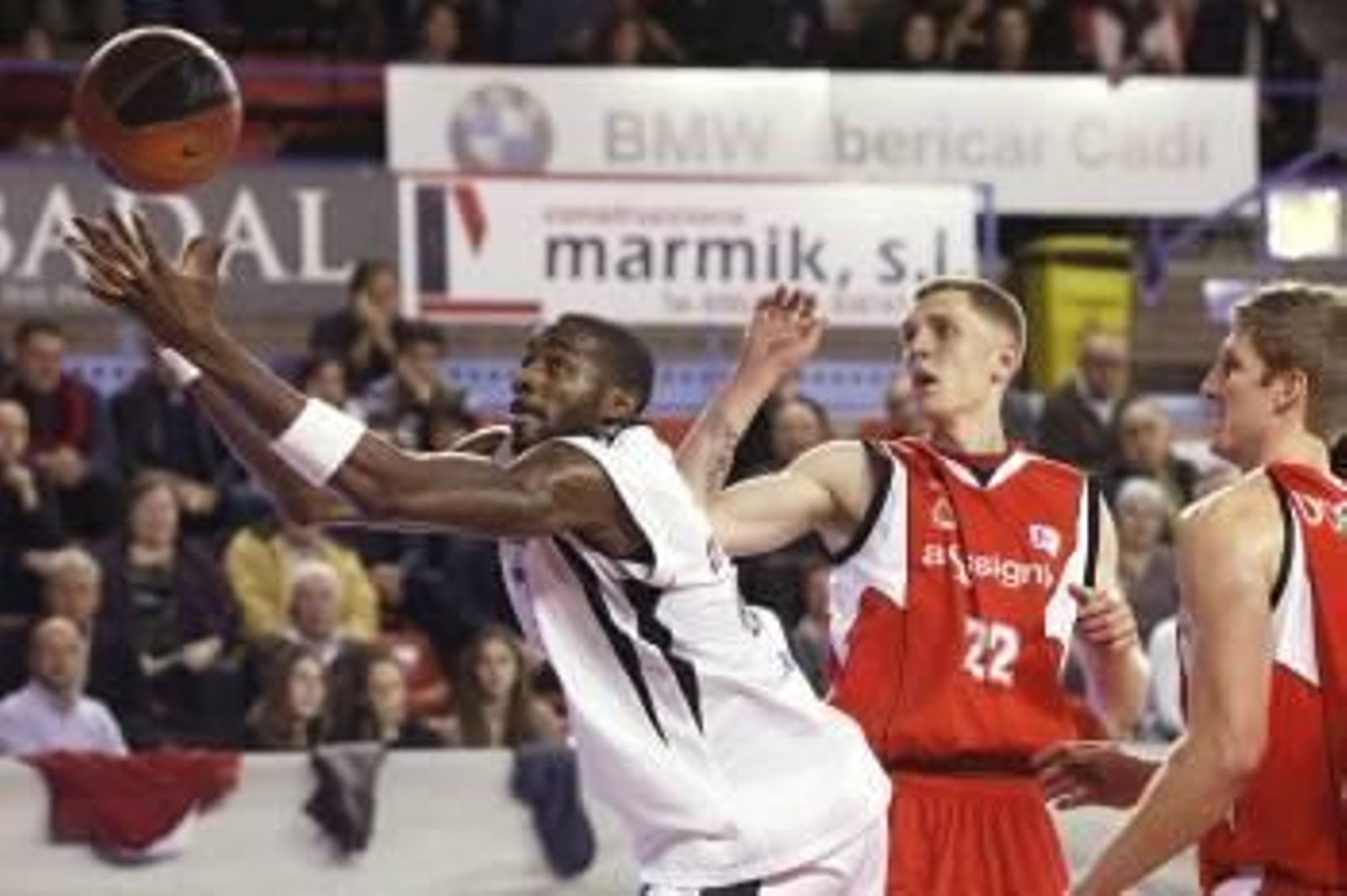 El pívot gabonés del Blusens Monbus Stephane Lasme (Foto: EFE)