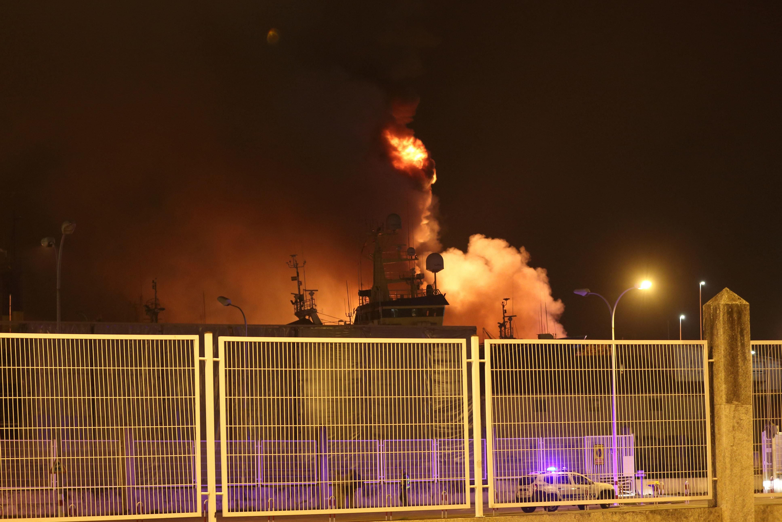 Incendio de un astillero en Marín // Alberte