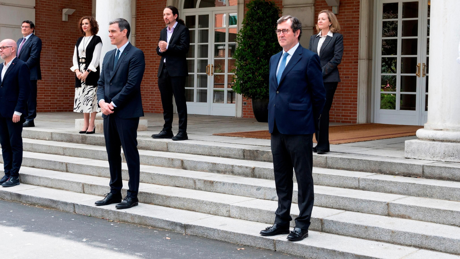 El presidente del Gobierno, Pedro Sánchez; el presidente de la CEOE, Antonio Garamendi