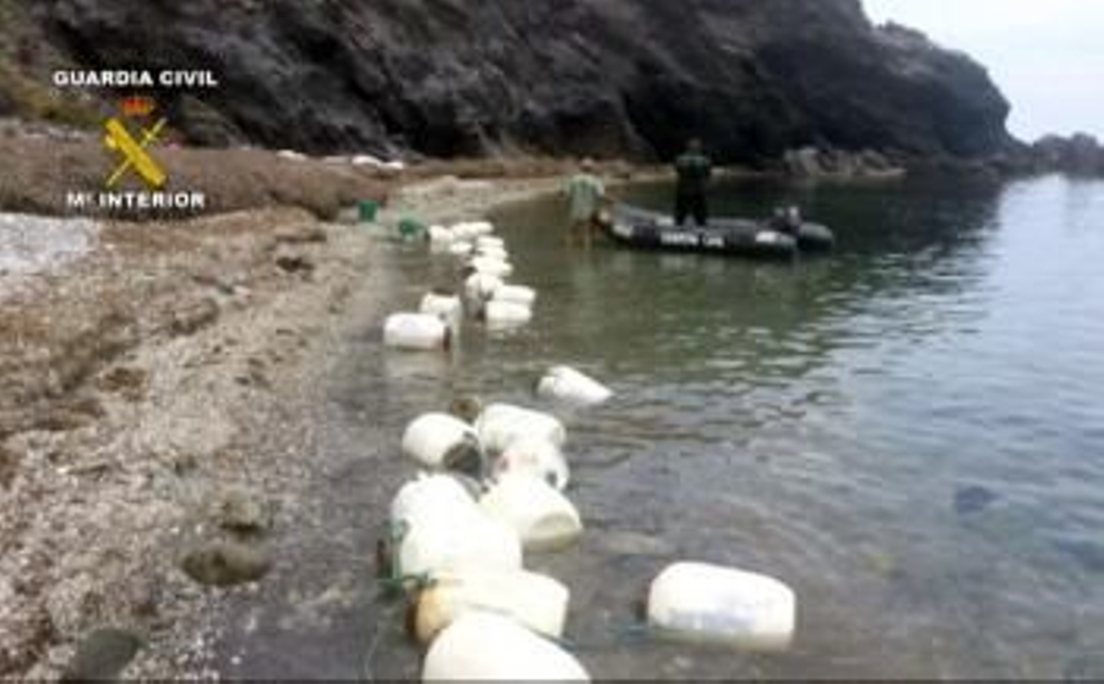 otografía facilitada por la Guardia Civil de los 29 bidones de plástico rellenos con hachís que fueron encontrados en una pequeña cala de difícil acceso próxima a la localidad de Villaricos.