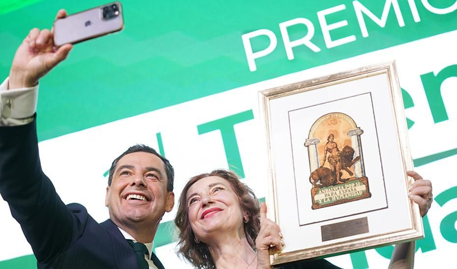 Moreno se hace un selfie con Pilar Torres, directora general en España y Portugal del Grupo ATOS, Premio al Talento Andaluz.