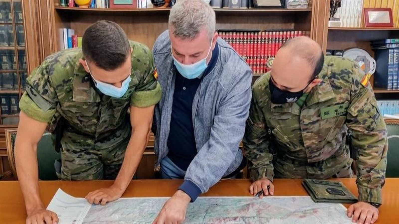 Responsables de la Brilat con el alcalde de A Cañiza, Luis Piña, ayer.