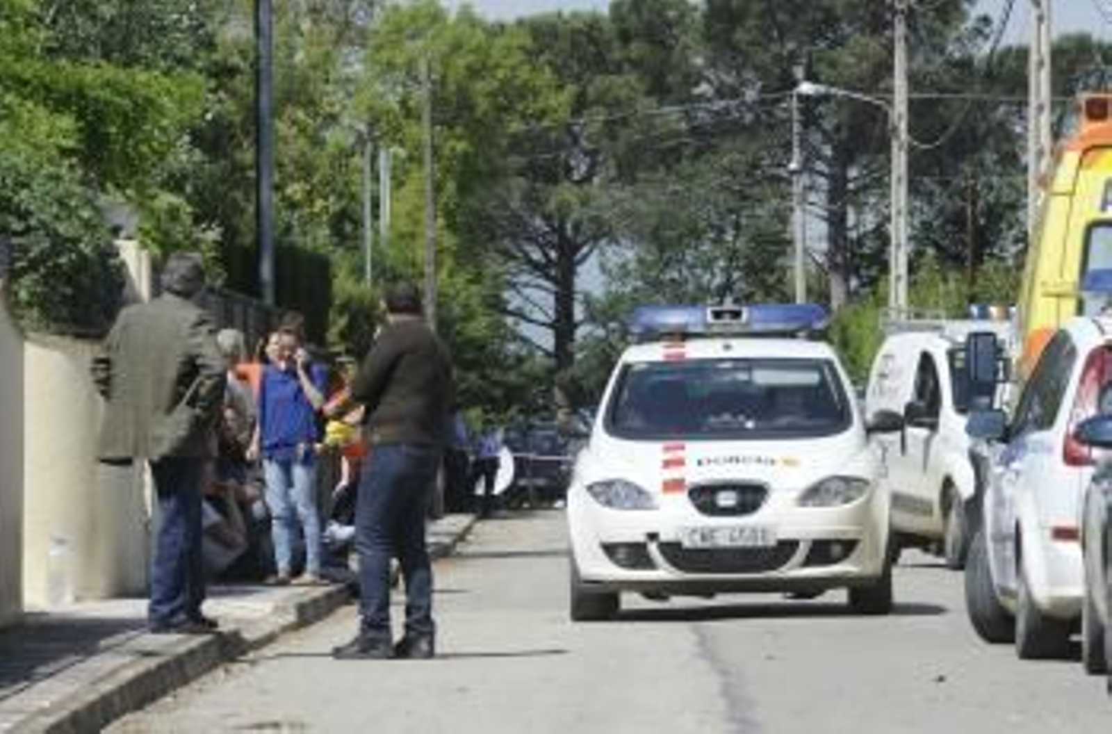 Vecinos de la urbanización 'Llac dels Cignes' de Caldes de Malavella se han acercado a la casa donde esta mañana un expolicía local, que ya ha sido detenido, ha asesinado presuntamente a su cuñada y herido de gravedad a su mujer.