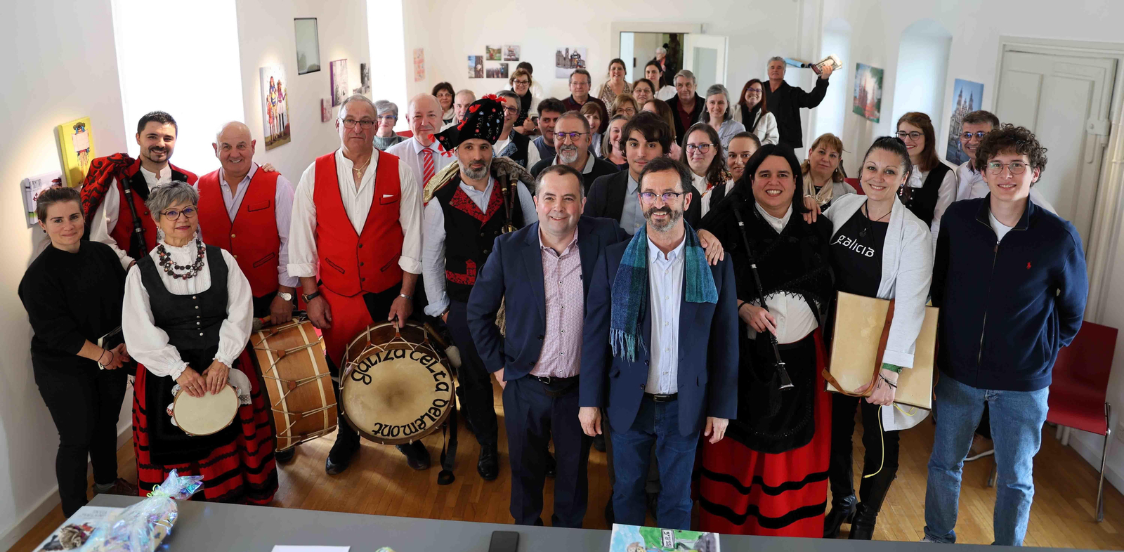 Xosé Henrique Costas y Antonio Andrade acompañados de Galiza Celta Delémont, Xosé Regueira e parte do público