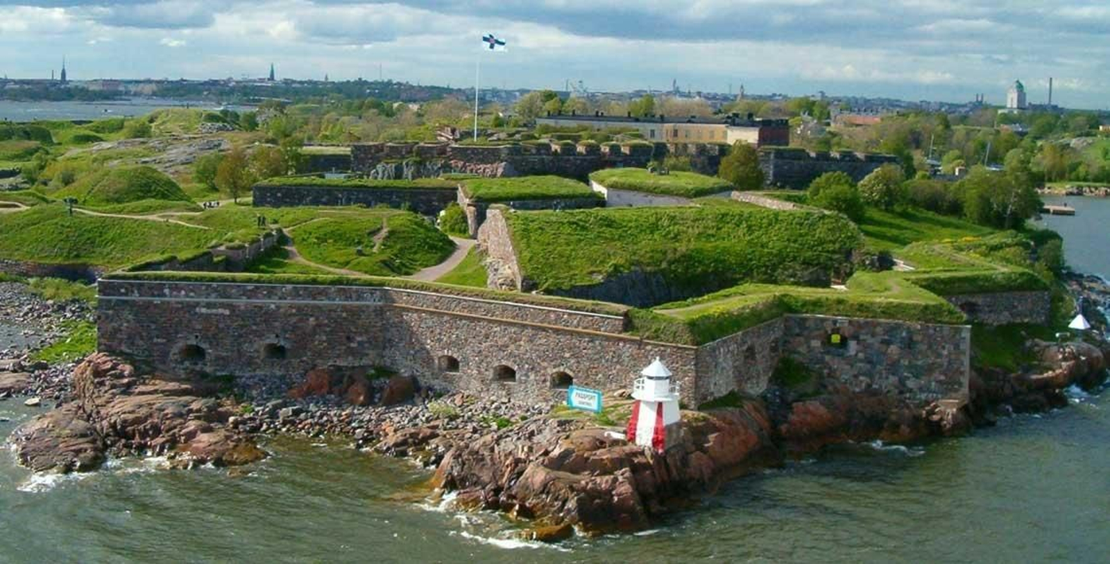 Suomenlinna, fortaleza construida sobre seis islas, en Helsinki, la capital de Finlandia. Fotografía de Michal Pise. Disponible bajo la licencia CC BY 2.0 vía Wikimedia Commons - http://commons.wikimedia.org/wiki/File:Suomenlinna.jpg#mediaviewer/Fi