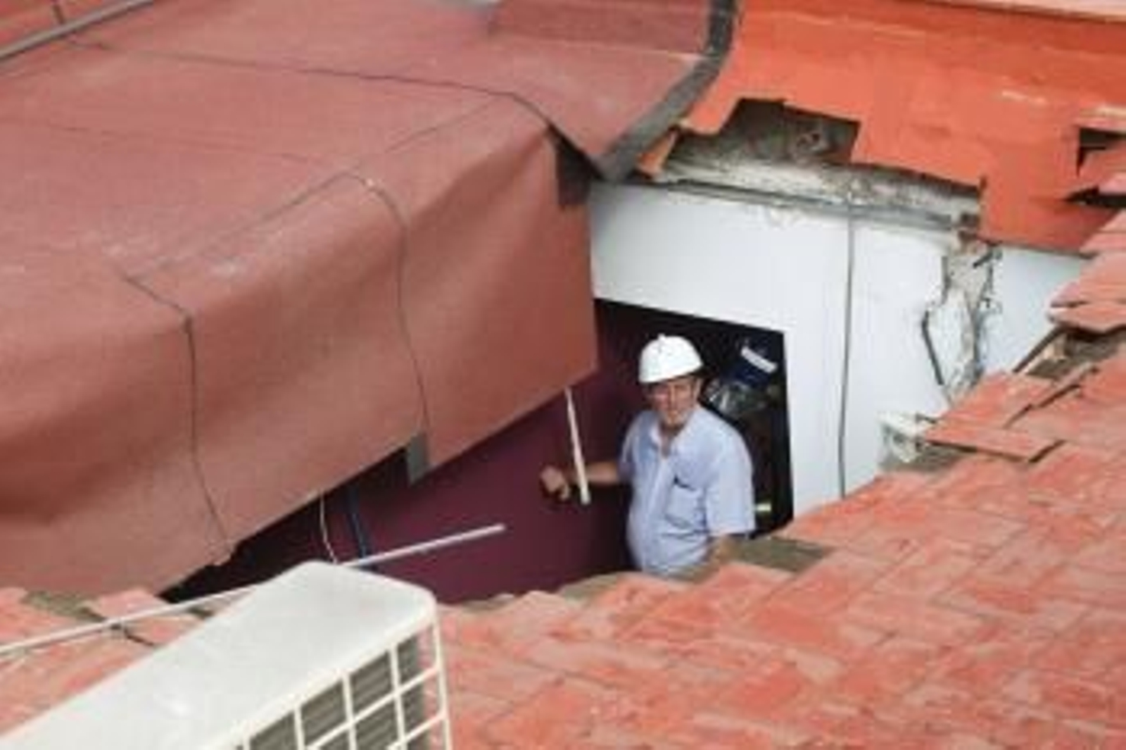 El techo del ático de un edificio de seis pisos de Badalona se ha derrumbado la pasada madrugada sin causar heridos