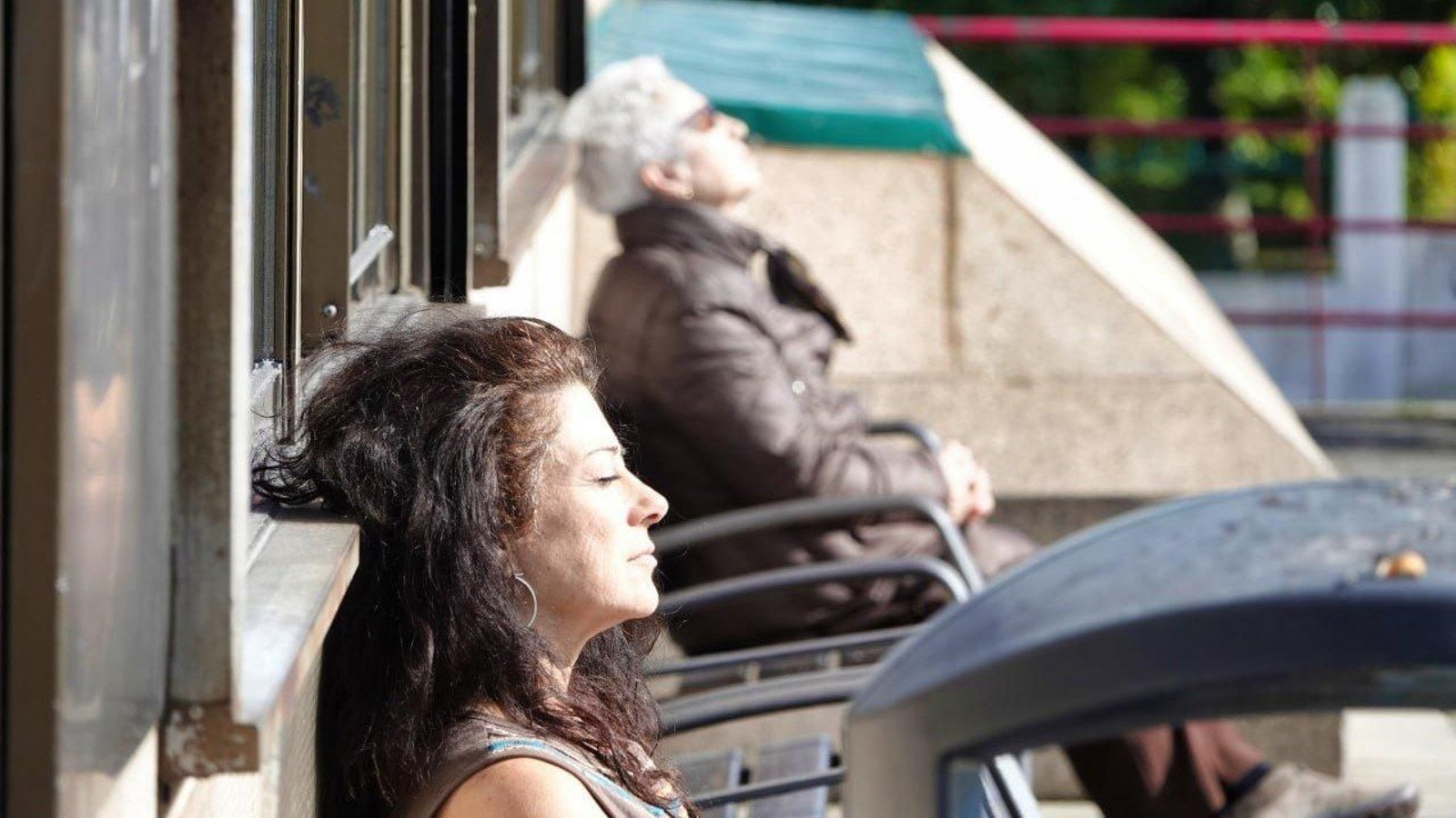 Dos mujeres disfrutan del sol invernal en Vigo. // Vicente Alonso