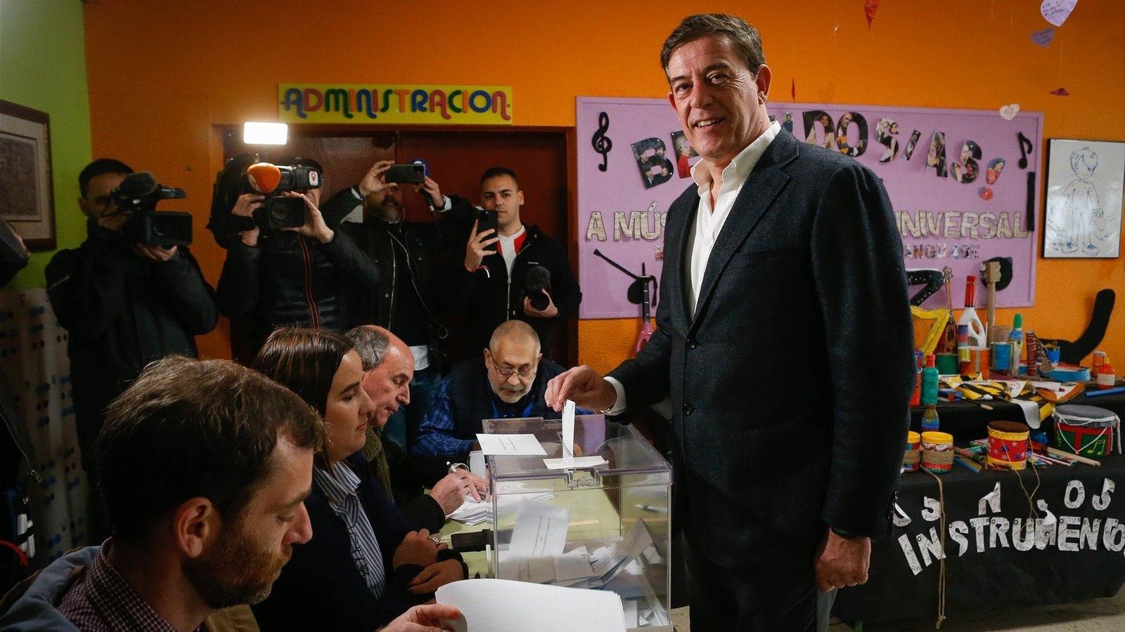 Besteiro ejerciendo su derecho a voto.